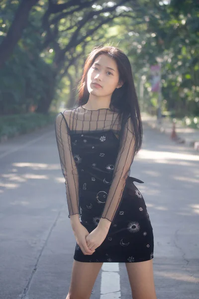 Ázsiai Thai Tini Fekete Ruha Gyönyörű Lány Mosoly Pihenés — Stock Fotó