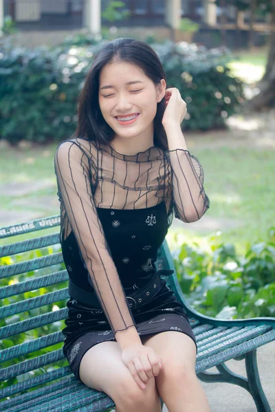 Asia Tailandez Adolescenta Rochie Neagra Frumos Fata Zâmbet Relaxa — Fotografie, imagine de stoc