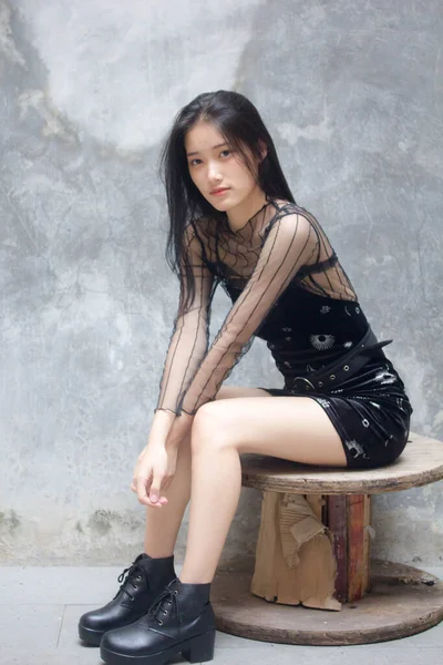 Asiatisch Thai Teen Schwarz Kleid Hübsch Mädchen Smile Und Entspannen — Stockfoto