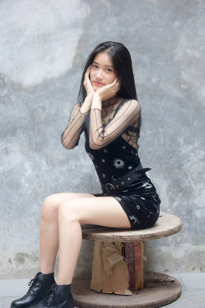 Ασία Thai Έφηβος Μαύρο Φόρεμα Όμορφο Κορίτσι Χαμόγελο Και Χαλαρώσετε — Φωτογραφία Αρχείου