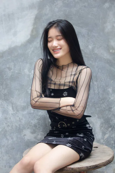 アジアタイティーン黒ドレス美しいです女の子笑顔とリラックス — ストック写真