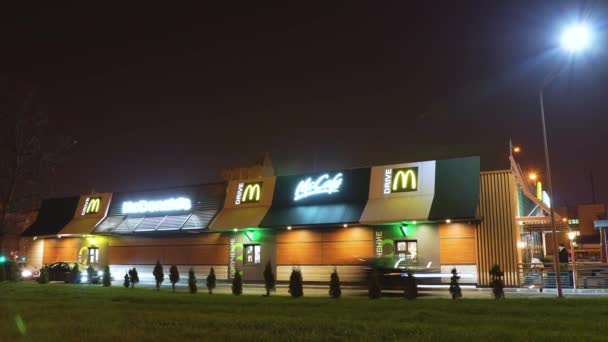 Nocne Strzelanie Fast Foodów Mcdonalda Samochody Podjeżdżają Kolei Swoją Porcję — Wideo stockowe