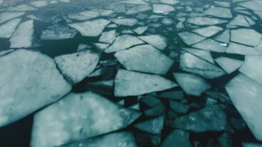 Arktik buz kütlelerinin ve buzdağlarının üzerinde uçuyorlar. Küresel ısınma ve iklim buzu eritme kavramını değiştirir. Antarktika doğa buz manzarası. 