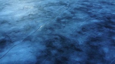 Donmuş su gölü için hava aracı görüntüsü. Pürüzsüz buzla güzel bir kış manzarası. Küresel ısınma ve iklim buz eritme kavramını değiştirdi. 