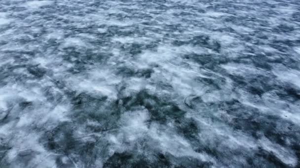 El dron vuela sobre un lago helado. Una hermosa vista de la naturaleza del norte. Naturaleza virgen intacta. — Vídeos de Stock