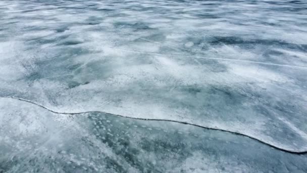 Volando por encima de témpanos de hielo ártico, y témpanos. El calentamiento global y el cambio climático el concepto de derretimiento del hielo. Antártida naturaleza hielo paisaje. — Vídeos de Stock