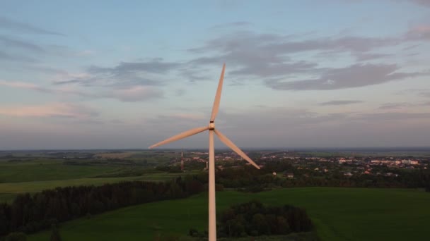 Letecký pohled na pohybující se větrný mlýn turbíny na venkově pozadí. Ekologie Bezpečný alternativní zdroj energie. Výroba obnovitelné energie. — Stock video