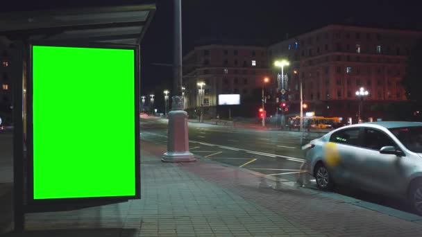 Billboard reklamowy Chroma key z zielonym ekranem na przystanku autobusowym w nocy. — Wideo stockowe