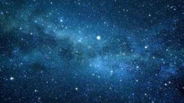 Uzay bulutsusu mavi arka plan. Gece yıldızlı gökyüzü, Samanyolu güzel gece ufkunda. Yıldızlar her yerde. Kusursuz döngülü animasyon.
