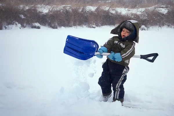 小男孩用铲子擦白雪 — 图库照片#