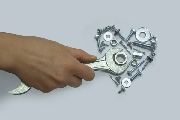 El, arka planda anahtarı olan bir ceviz kalbini onarır..