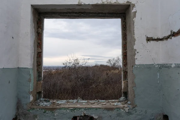 Vue Fenêtre Dans Une Pièce Abandonnée Bâtiment Détruit — Photo