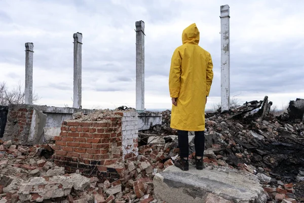 Homme Portant Manteau Protection Jaune Tient Milieu Bâtiment Détruit Lieu — Photo