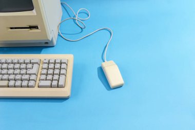 Klavyeli ve fareli kişisel bilgisayar. mavi arkaplandaki eski masaüstü bilgisayarı