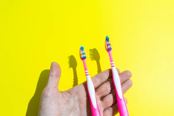 Κρατώντας Μια Οδοντόβουρτσα Παλιές Και Νέες Οδοντόβουρτσες Βρίσκονται Δίπλα Δίπλα — Φωτογραφία Αρχείου