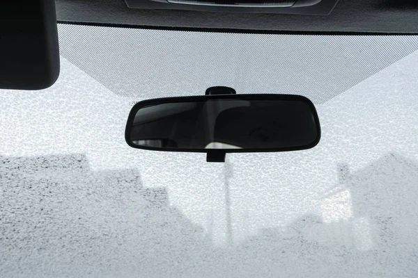 Rückspiegel Und Milchglas Frostige Muster Auf Der Windschutzscheibe Des Autos — Stockfoto