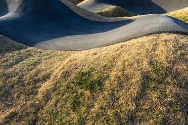 Boş kaykay parkı. yapay peyzaj ve asfalt