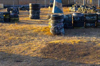 Dövüşten sonra boya izleriyle paintball oynamak için alan.