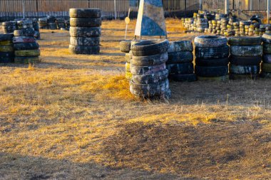 Dövüşten sonra boya izleriyle paintball oynamak için alan.