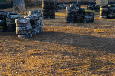 Dövüşten sonra boya izleriyle paintball oynamak için alan.