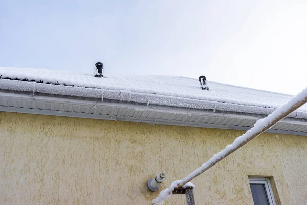 Camini Sul Tetto Tetto Una Casa Privata Coperto Neve Gelo — Foto Stock