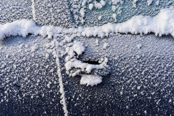 冷凍車だ 雪や霜で覆われた車やドアやハンドルの側面は — ストック写真