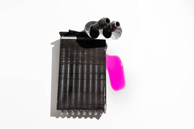 Eski sızdıran ısıtıcı, beyaz arka planda izole edilmiş. Yedek araba parçaları. sızan soğutucu