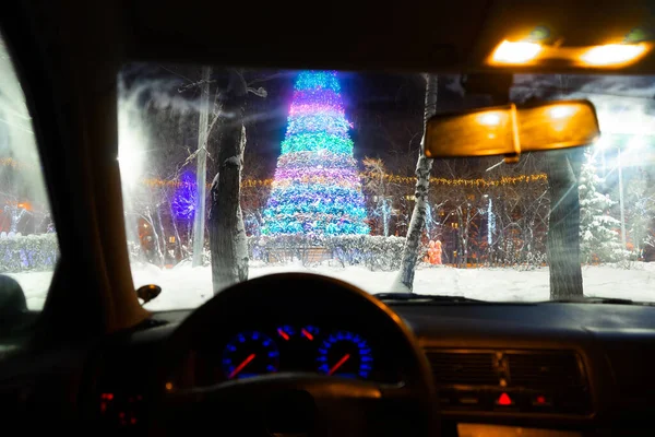 Una Vista Attraverso Vetro Auto Grande Albero Natale Decorato Con — Foto Stock