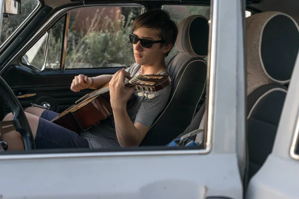 Δύο Νεαροί Στο Αυτοκίνητο Μικρός Παίζει Κιθάρα Στο Αμάξι Χαρούμενη — Φωτογραφία Αρχείου