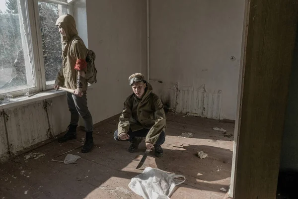 Garçons Debout Dans Bâtiment Abandonné Garçon Errant Homme Dans Manteau — Photo