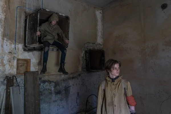 Garçons Debout Dans Bâtiment Abandonné Garçon Errant Homme Dans Manteau — Photo