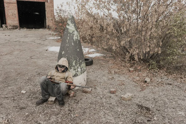 Garçon Errant Garçon Avec Une Arme Garçon Dans Bâtiment Abandonné — Photo