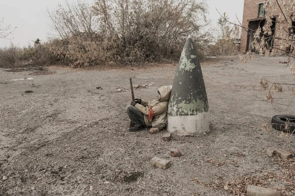 Garçon Errant Garçon Avec Une Arme Garçon Dans Bâtiment Abandonné — Photo