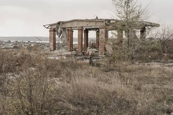 Garçon Errant Garçon Avec Une Arme Garçon Dans Bâtiment Abandonné — Photo