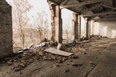 Terk edilmiş bir bina askeri bir üssü yok etti