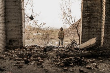 Gezgin çocuk. Silahlı bir çocuk. Çocuk terk edilmiş bir binaya gidiyor. Çocuk bir binanın önünde duruyor. Kıyametten sonra. Çocuk, kıyamet sonrası bir dünyada yiyecek aramak için yaya olarak seyahat ediyor..