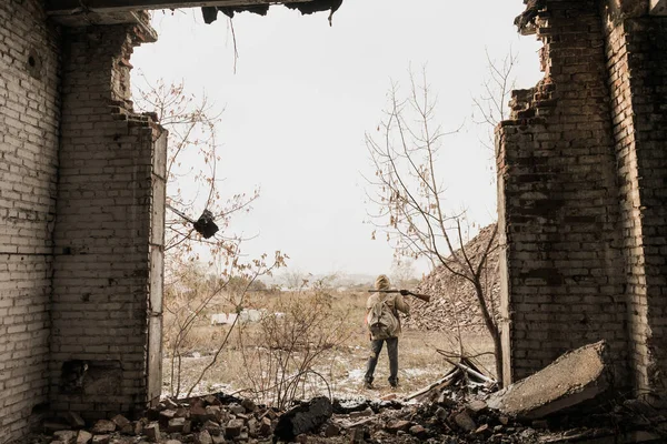 Garçon Errant Garçon Avec Une Arme Garçon Dans Bâtiment Abandonné — Photo