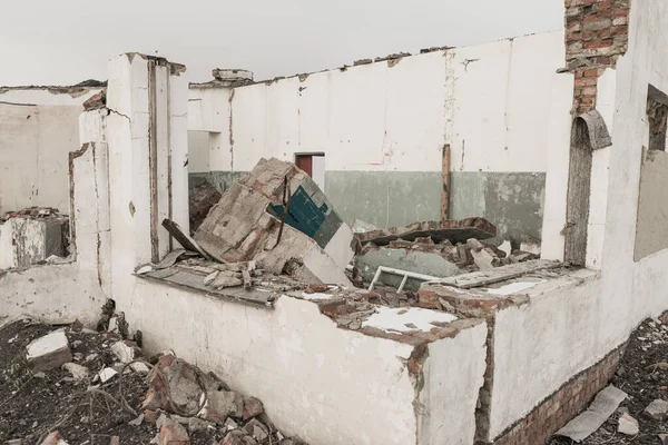 放棄された建物は軍事基地を破壊し — ストック写真