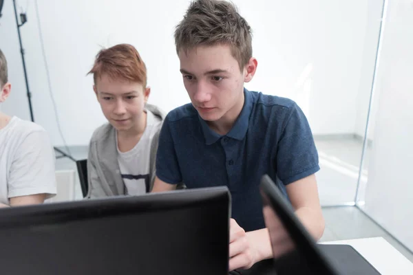 Ein Junger Mann Mit Einem Laptop Der Arbeitet Schüler Der — Stockfoto