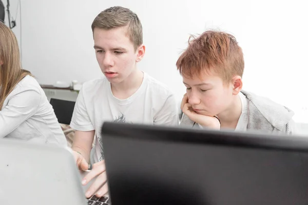 Alunos Trabalham Juntos Menino Escola Focando Trabalhar Laptop — Fotografia de Stock