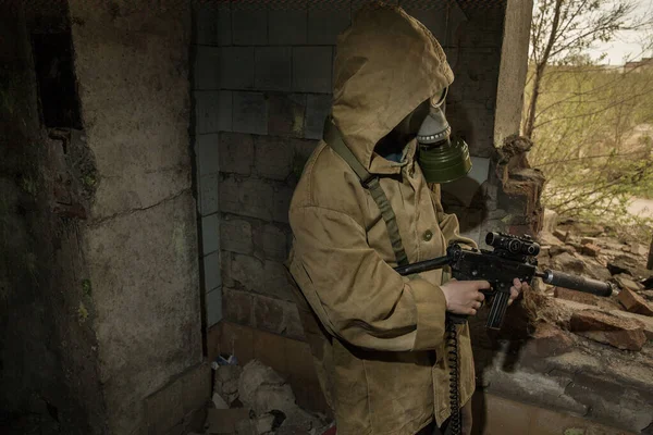 Junge Steht Mit Waffe Der Hand Junge Mit Gasmaske — Stockfoto