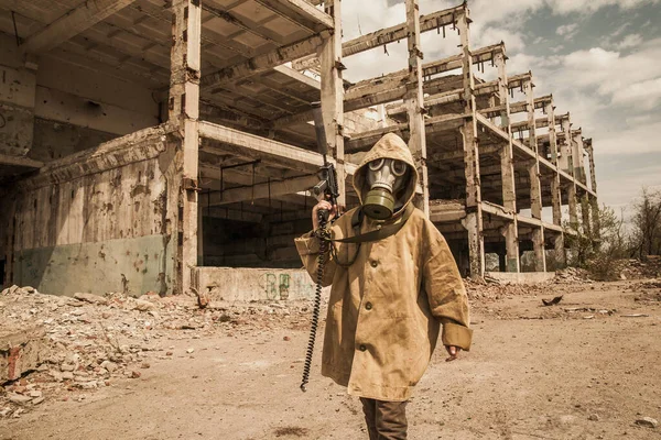 Boy Stands Gun His Hand Boy Gas Mask — Stock Photo, Image