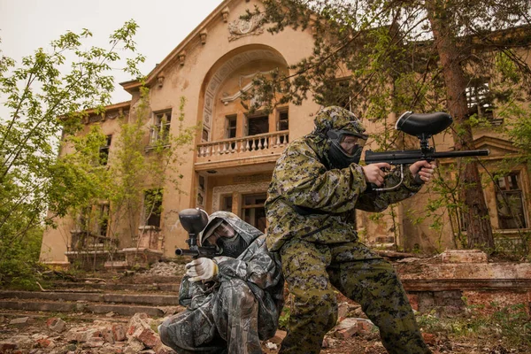 Joven Jugando Paintball Chico Con Ropa Camuflaje Apuntando Una Pistola —  Fotos de Stock