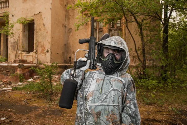 Joven Jugando Paintball Chico Con Ropa Camuflaje Apuntando Una Pistola —  Fotos de Stock