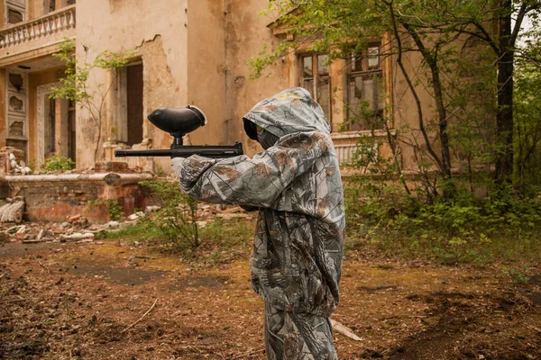 Νεαρός Παίζει Paintball Αγόρι Ρούχα Καμουφλάζ Σημαδεύει Ένα Όπλο Paintball — Φωτογραφία Αρχείου