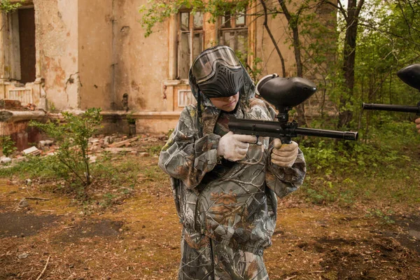 Jovem Jogar Paintball Rapaz Camuflagem Apontar Uma Arma Paintball Menino — Fotografia de Stock