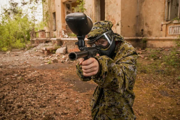 Young Man Playing Paintball Boy Camouflage Clothing Aiming Paintball Gun — Stock Photo, Image