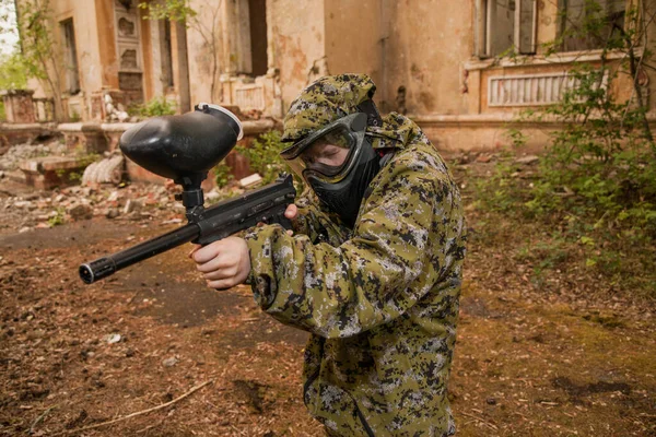 Joven Jugando Paintball Chico Con Ropa Camuflaje Apuntando Una Pistola — Foto de Stock