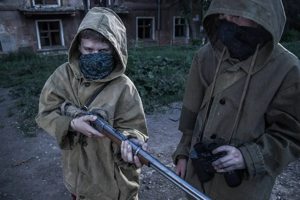 Два Мальчика Защитной Куртке Капюшоне Стоят Перед Заброшенным Зданием Мальчик — стоковое фото
