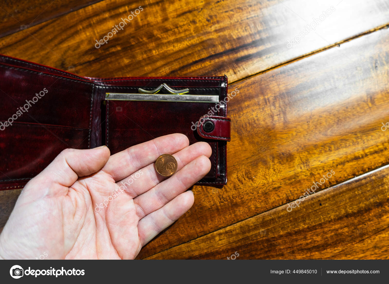 大人の手は彼の手の手のひらにセントを保持し 財布を開いた ストック写真 C Lehler 大人の手は彼の手の手のひらにセントを保持し 財布を開いた ストック写真 C Lehler